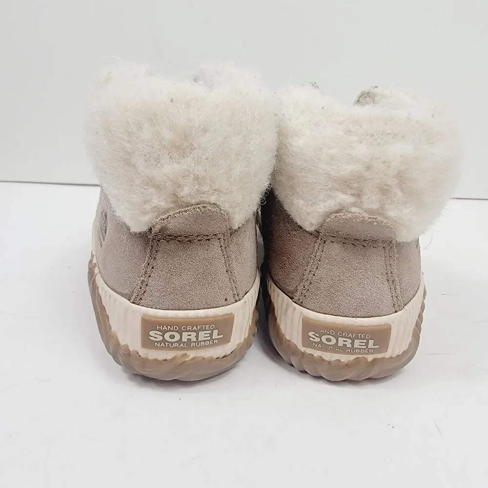 Sorel Kids Out and About Conquest Boots Size 1 Grayish Tan Suede